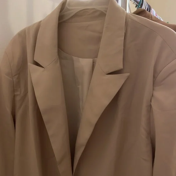 Women's Oversized Blazer - Picture 2 of 3